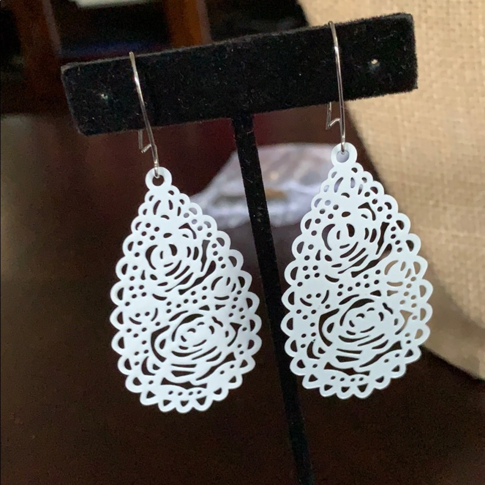 White plunder filigree earrings